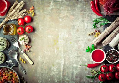 Makarna sebze ve eski bir arka plan üzerinde mutfak aksesuarları ile bir kompozisyon içinde