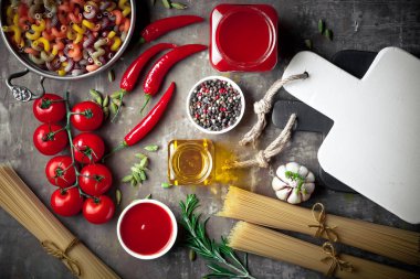 Makarna sebze ve eski bir arka plan üzerinde mutfak aksesuarları ile bir kompozisyon içinde