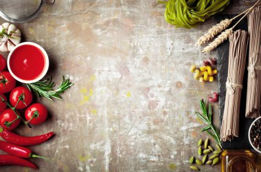 Makarna sebze ve eski bir arka plan üzerinde mutfak aksesuarları ile bir kompozisyon içinde