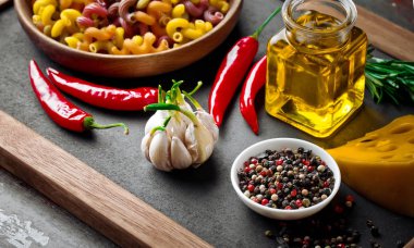 Makarna sebze ve eski bir arka plan üzerinde mutfak aksesuarları ile bir kompozisyon içinde