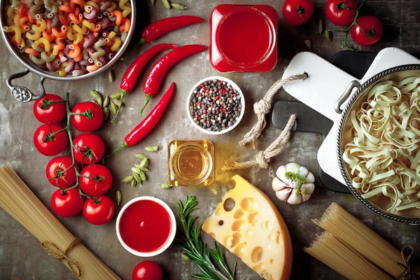 Pasta Een Samenstelling Met Groenten Keuken Accessoires Een Oude Achtergrond — Stockfoto