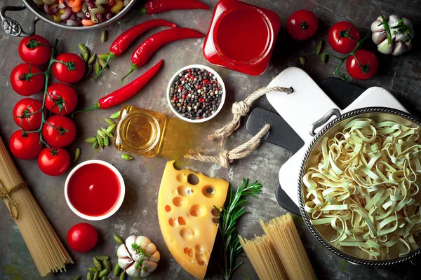 Pasta Een Samenstelling Met Groenten Keuken Accessoires Een Oude Achtergrond — Stockfoto