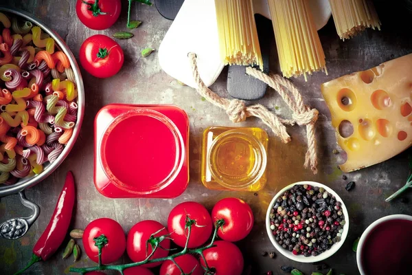 Pasta Een Samenstelling Met Groenten Keuken Accessoires Een Oude Achtergrond — Stockfoto