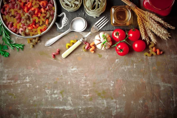 Pasta Una Composición Con Verduras Accesorios Cocina Sobre Fondo Viejo — Foto de Stock