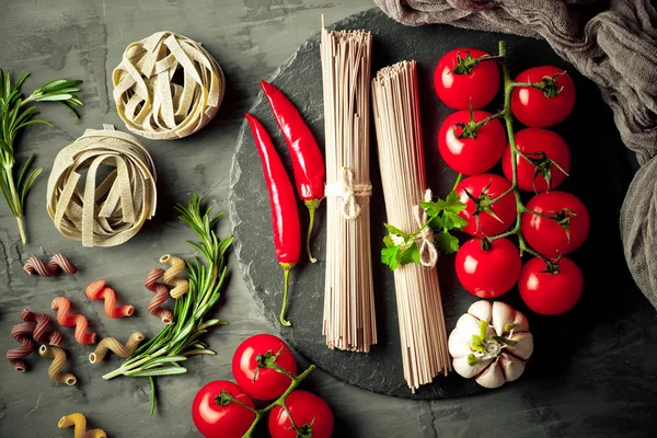 Pasta Een Samenstelling Met Groenten Keuken Accessoires Een Oude Achtergrond — Stockfoto