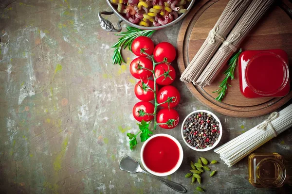 Pasta Una Composición Con Verduras Accesorios Cocina Sobre Fondo Viejo —  Fotos de Stock