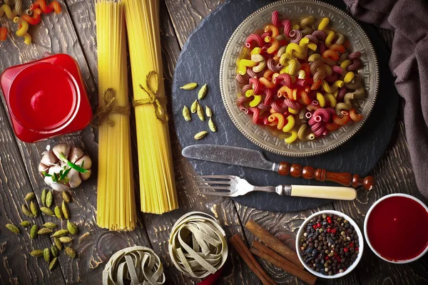 Pasta Een Samenstelling Met Groenten Keuken Accessoires Een Oude Achtergrond — Stockfoto