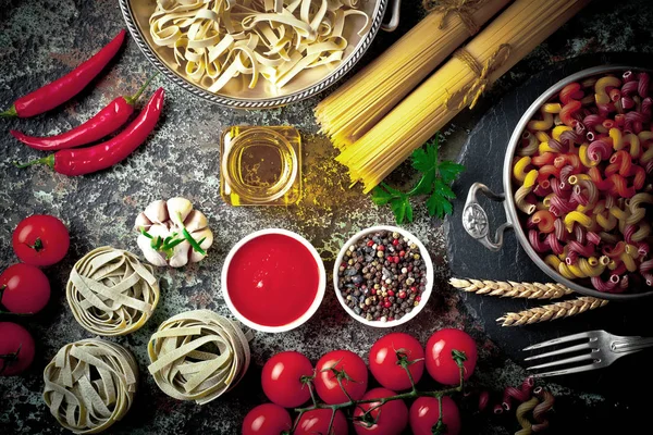 Pasta Een Samenstelling Met Groenten Keuken Accessoires Een Oude Achtergrond — Stockfoto