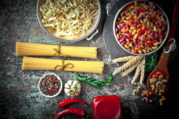 Pasta Een Samenstelling Met Groenten Keuken Accessoires Een Oude Achtergrond — Stockfoto