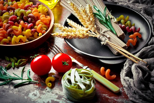 Pasta Una Composición Con Verduras Accesorios Cocina Sobre Fondo Viejo — Foto de Stock