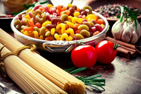 Pasta Een Samenstelling Met Groenten Keuken Accessoires Een Oude Achtergrond — Stockfoto