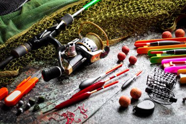 Balıkçılık çubuklar ve spinnings tablosundaki eski arka plan üzerinde balıkçılık için aksesuarlar ile kompozisyon
