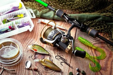 Balıkçılık çubuklar ve spinnings tablosundaki eski arka plan üzerinde balıkçılık için aksesuarlar ile kompozisyon