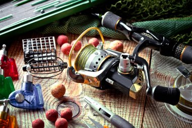 Balıkçılık çubuklar ve spinnings tablosundaki eski arka plan üzerinde balıkçılık için aksesuarlar ile kompozisyon