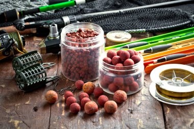 Balıkçılık çubuklar ve spinnings tablosundaki eski arka plan üzerinde balıkçılık için aksesuarlar ile kompozisyon