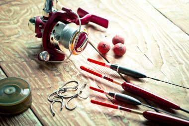Balıkçılık çubuklar ve spinnings tablosundaki eski arka plan üzerinde balıkçılık için aksesuarlar ile kompozisyon