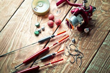 Balıkçılık çubuklar ve spinnings tablosundaki eski arka plan üzerinde balıkçılık için aksesuarlar ile kompozisyon