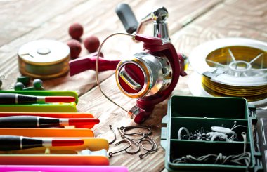 Balıkçılık çubuklar ve spinnings tablosundaki eski arka plan üzerinde balıkçılık için aksesuarlar ile kompozisyon