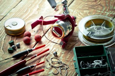 Balıkçılık çubuklar ve spinnings tablosundaki eski arka plan üzerinde balıkçılık için aksesuarlar ile kompozisyon