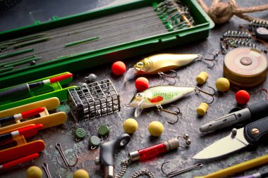 Balıkçılık çubuklar ve spinnings tablosundaki eski arka plan üzerinde balıkçılık için aksesuarlar ile kompozisyon
