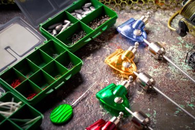 Balıkçılık çubuklar ve spinnings tablosundaki eski arka plan üzerinde balıkçılık için aksesuarlar ile kompozisyon