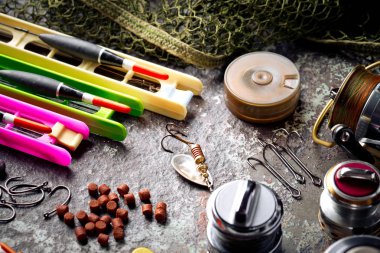 Balıkçılık çubuklar ve spinnings tablosundaki eski arka plan üzerinde balıkçılık için aksesuarlar ile kompozisyon