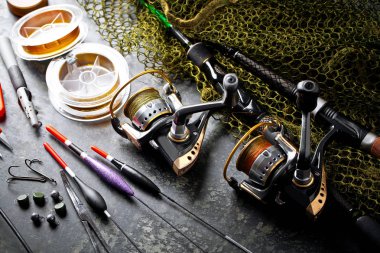 Balıkçılık çubuklar ve spinnings tablosundaki eski arka plan üzerinde balıkçılık için aksesuarlar ile kompozisyon