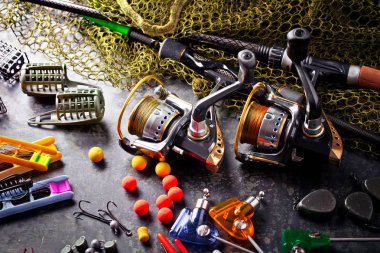 Balıkçılık çubuklar ve spinnings tablosundaki eski arka plan üzerinde balıkçılık için aksesuarlar ile kompozisyon