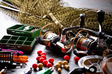 Balıkçılık çubuklar ve spinnings tablosundaki eski arka plan üzerinde balıkçılık için aksesuarlar ile kompozisyon