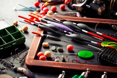 Balıkçılık çubuklar ve spinnings tablosundaki eski arka plan üzerinde balıkçılık için aksesuarlar ile kompozisyon