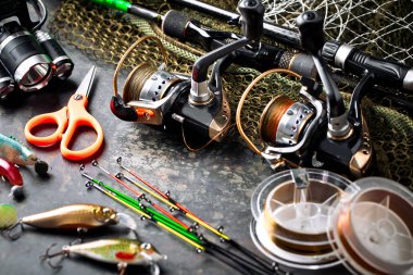 Balıkçılık çubuklar ve spinnings tablosundaki eski arka plan üzerinde balıkçılık için aksesuarlar ile kompozisyon