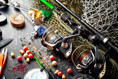 Balıkçılık çubuklar ve spinnings tablosundaki eski arka plan üzerinde balıkçılık için aksesuarlar ile kompozisyon
