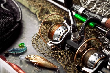 Balıkçılık çubuklar ve spinnings tablosundaki eski arka plan üzerinde balıkçılık için aksesuarlar ile kompozisyon