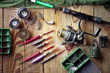 Balıkçılık çubuklar ve spinnings tablosundaki eski arka plan üzerinde balıkçılık için aksesuarlar ile kompozisyon