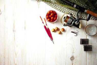 Balıkçılık çubuklar ve spinnings tablosundaki eski arka plan üzerinde balıkçılık için aksesuarlar ile kompozisyon