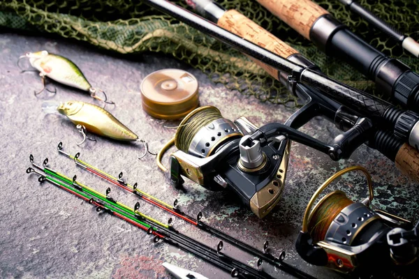 Cañas Pescar Spinnings Composición Con Accesorios Para Pesca Fondo Viejo —  Fotos de Stock