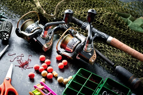 Varas Pesca Spinnings Composição Com Acessórios Para Pesca Fundo Velho — Fotografia de Stock