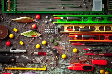 Balıkçılık çubuklar ve spinnings tablosundaki eski arka plan üzerinde balıkçılık için aksesuarlar ile kompozisyon