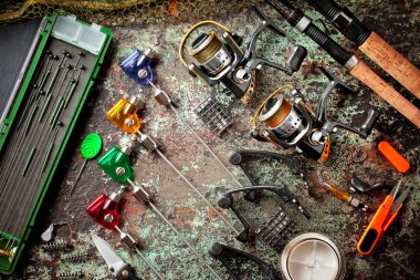 Balıkçılık çubuklar ve spinnings tablosundaki eski arka plan üzerinde balıkçılık için aksesuarlar ile kompozisyon