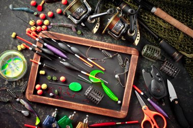 Balıkçılık çubuklar ve spinnings tablosundaki eski arka plan üzerinde balıkçılık için aksesuarlar ile kompozisyon