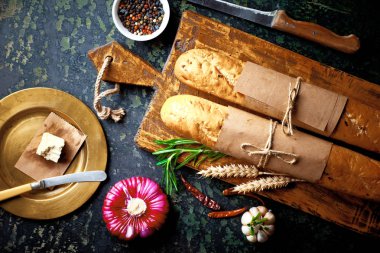 Ekmek ve hamur işleri eski bir arka plan üzerinde mutfak aksesuarları ile bir kompozisyon içinde