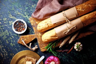 Ekmek ve hamur işleri eski bir arka plan üzerinde mutfak aksesuarları ile bir kompozisyon içinde