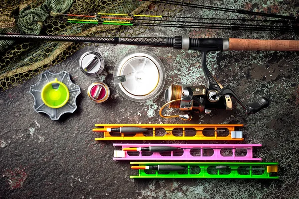 釣り竿やスピニング リール付属品テーブルに古い背景の釣りのための作文 — ストック写真