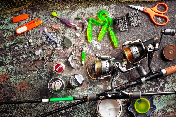 釣り竿やスピニング リール付属品テーブルに古い背景の釣りのための作文 — ストック写真
