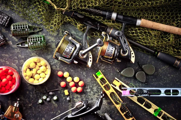 Рыболовные Стержни Прядильни Композиции Аксессуарами Рыбалки Старом Фоне Столе — стоковое фото
