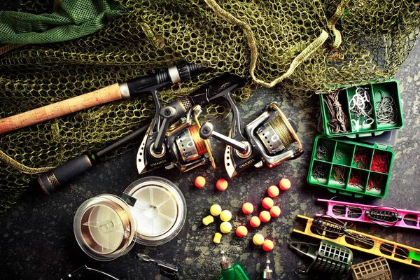 Fiskespön Och Spån Sammansättningen Med Tillbehör För Fiske Gamla Bakgrunden — Stockfoto