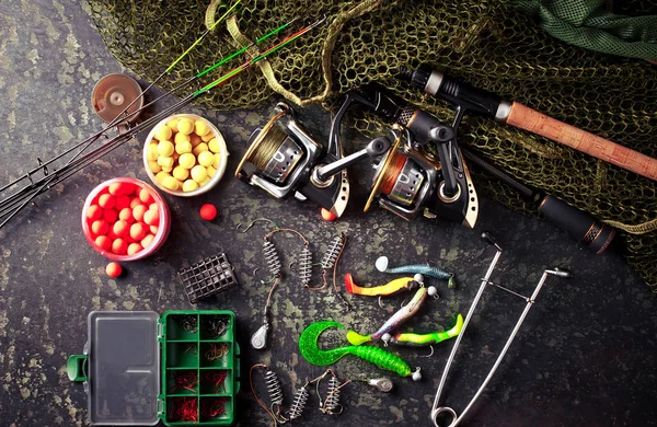 Horgászbot Spinnings Összetétel Tartozékokkal Halászat Régi Háttérben Asztalon — Stock Fotó