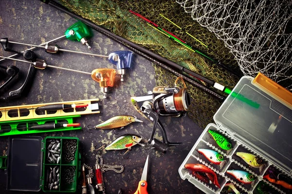 Horgászbot Spinnings Összetétel Tartozékokkal Halászat Régi Háttérben Asztalon — Stock Fotó