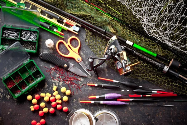 Varas Pesca Spinnings Composição Com Acessórios Para Pesca Fundo Velho — Fotografia de Stock