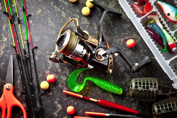 Fiskespön Och Spån Sammansättningen Med Tillbehör För Fiske Gamla Bakgrunden — Stockfoto